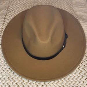 Women’s wide brimmed felt fedora hat